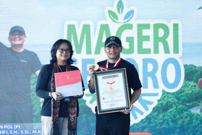 Catat Rekor Dunia Muri, Gubernur  Jawa Tengah melaksanakan penanaman mangrove serentak.