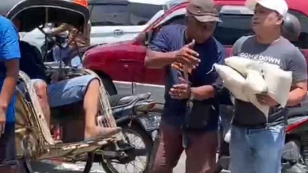 Wawan Pramono anggota DPRD Kabupaten Karanganyar dari Fraksi Gerindra, bagi zakat berupa beras dan uang kepada pekerja sektor informal di beberapa tempat di Colomadu.