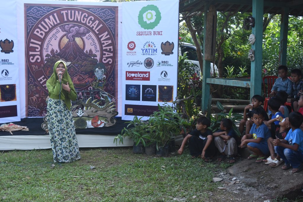Galuh, siswi SLB ABCD Cepogo, menghibut para tamu dan undangan dengan beberapa lagu tradisional, 