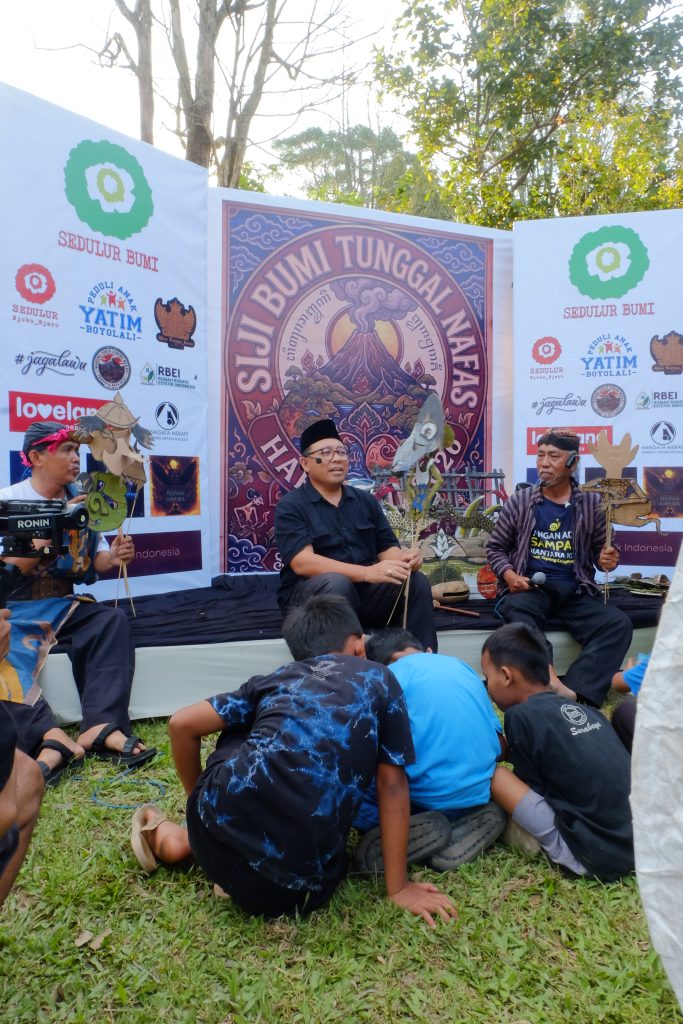 Dialog interaktif Antara Dalang Wayang Keyong, Ribut Budi Santoso, dengan penonton dan semua yang hadir melalui tokoh wayang yang dimainkan secara insidental, alur cerita mengalir, mudah dipahami anak anak karena memakai tokoh tokoh hewan yang ditemui setiap hari.