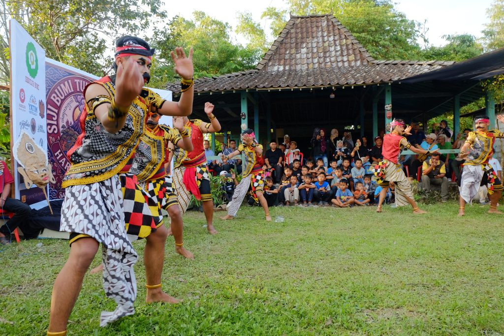 Gelaran Kesenian tradisional lereng merapi, memeriahkan suasana peringatan hari bumi 2026
