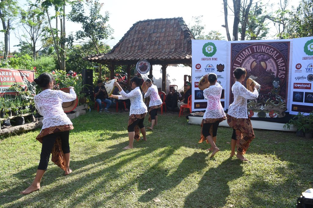 Tari Pembuka, digelar oleh anak anak Sanggar Anagata Merapi Boyolali