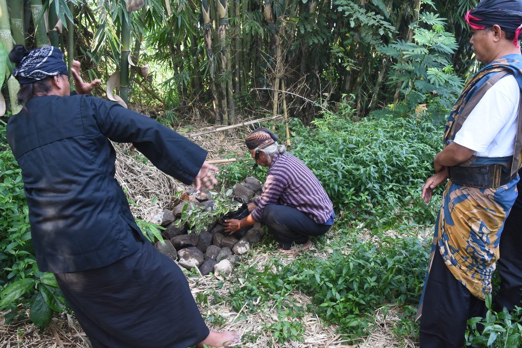 Penanaman Pohon di Sendang Panguripan oleh Mbah Jhantit, didampingi oleh tokoh masyarakat Ribut Budi Santoso