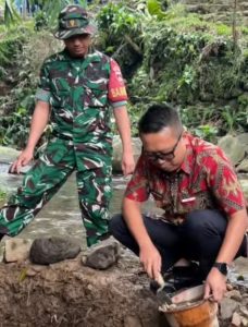 Wakil Bupati Karanganyar Adhe Eliana sedang meletakkan batu pertama untuk dimulainya pembangunan jembata Garuda/istimewa