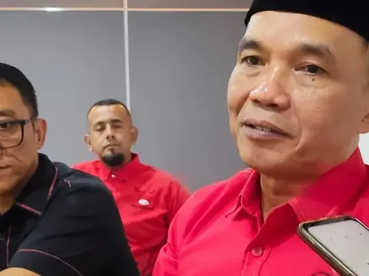 Sekretaris DPD PDI-P Jawa Tengah Sumanto  menyampaikan tahapan test wawancara calon Ketua PAC PDI-P di kantor DPC PDI-P Surakarta, Sabtu 2 Mei 2026