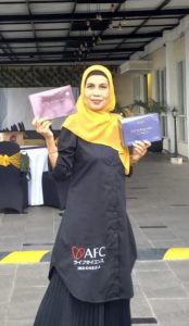 Ibu Andini memegang produk AFC. foto istimewa