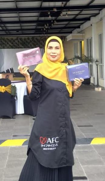 Ibu Andini memegang produk AFC. foto istimewa