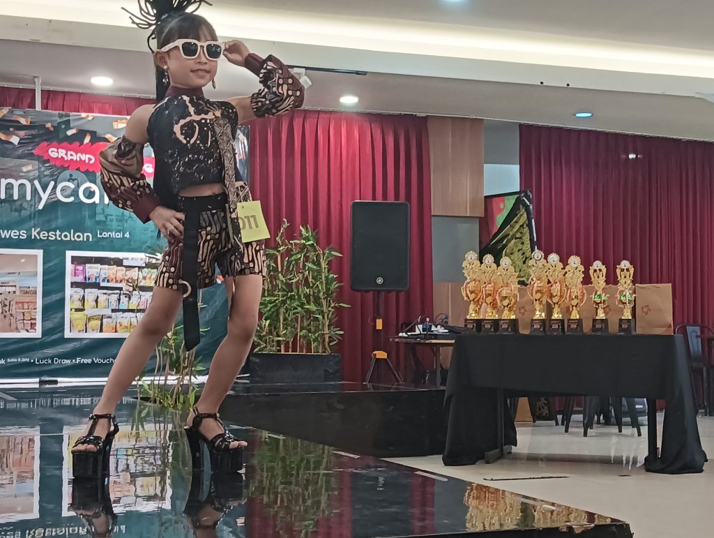 Unna sedang unjuk kebolehannya dalam lomba fashion show batik trendi di Luwes Kestalan Solo