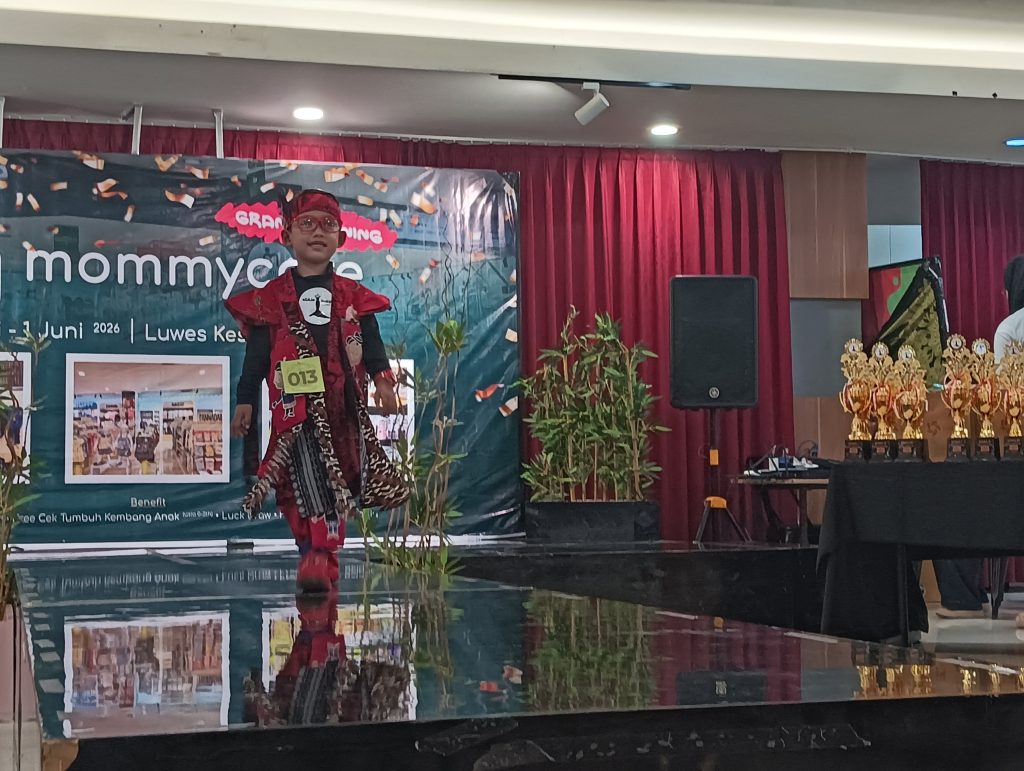 Tampil  Percaya diri, Zein manjadi  peserta termuda di lomba fashion show tema batik trendy di Luwes Kestalan Solo