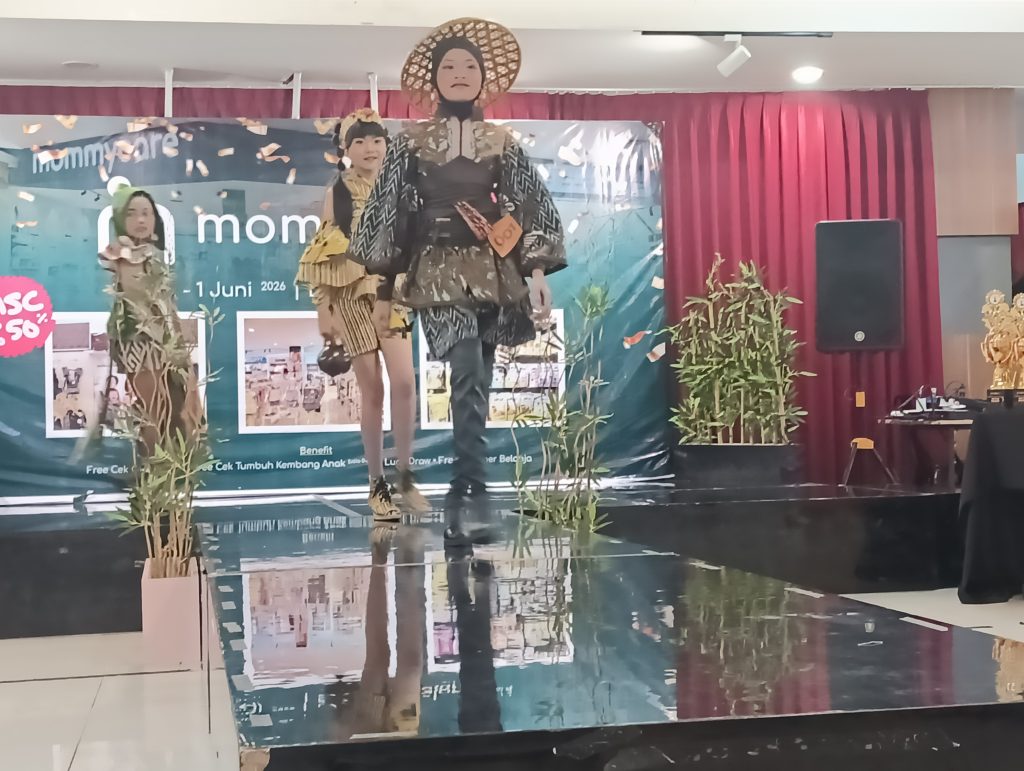 Parade Peserta Lomba Fashion Show Kategori B