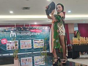 Tampil dengan Busana hasil karya sang mama, Saba mampu menarik perhatian pengunjung Mall Luwes Kestalan, bertema batik trendi Kertonyono  Ngawi.