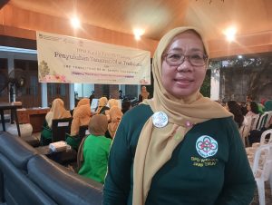 Ketua DPD Wanita Tani HKTI Jawa Tengah, ibu Amy Suratmi Kadiono sedang memberikan keterangan kepada media terkait kegiatan penyuhan tanaman obat dan pemanfaatan lahan sempit untuk pertanian di wilayah perkotaan (urban farming) di Kelurahan Punggawan  Kecamatan BanjarsariKota Surakarta