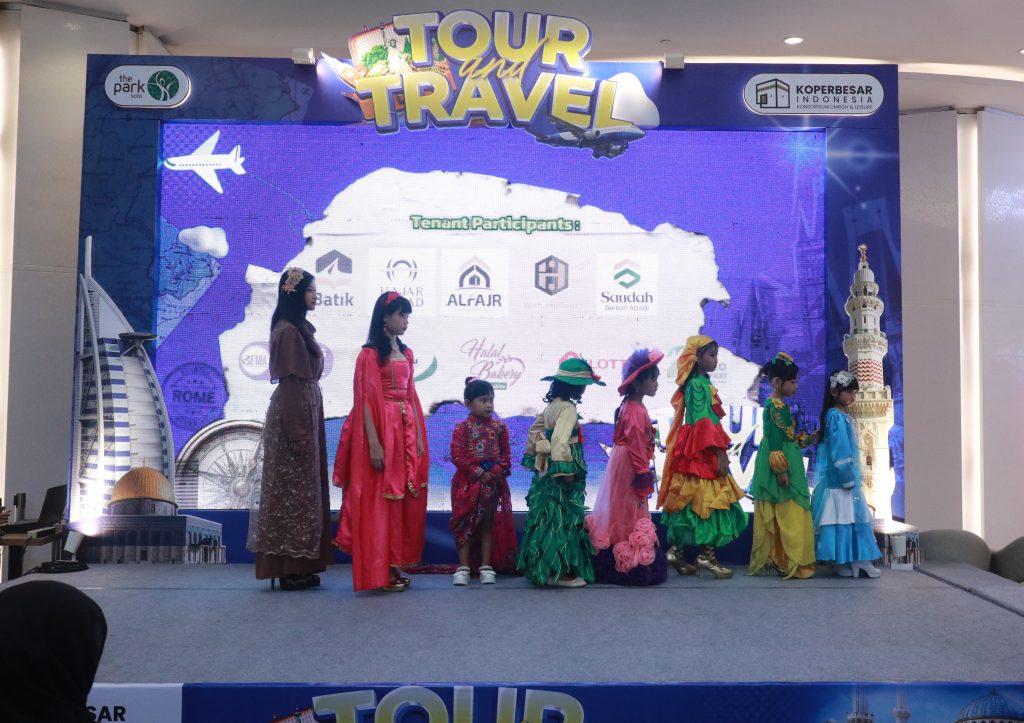 Fashion Show busana koleksi Esaje Sikop