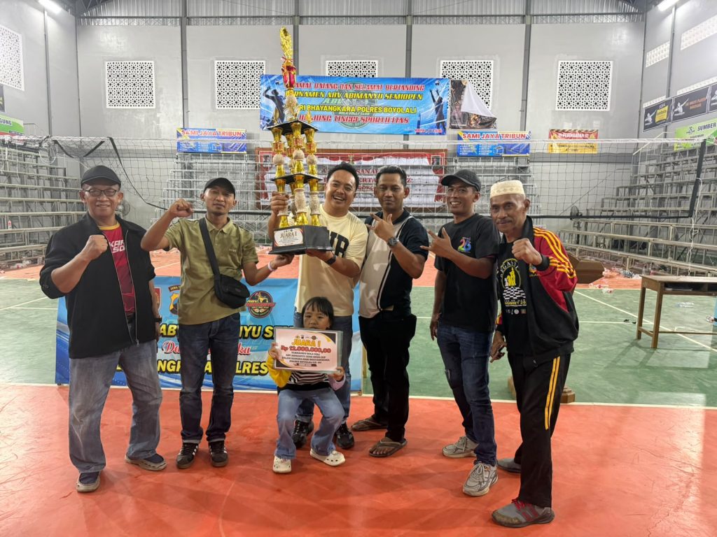 Gamma Wijaya, mengangkat trophy piala juara 1 turnamen volly dalam rangka Hari Bhayangkara Polres Boyolali yang diselenggarakan di Gor Abhimayu Nogosari.
