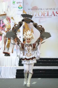Indah Muchayati, salah satu peserta Solo Batik Carnival 2026 yang tampil memukau masyarakat Solo, dengan kostum perpaduan batik dan shuttlecock, yang merupakab produk unggulan umkm kota Solo