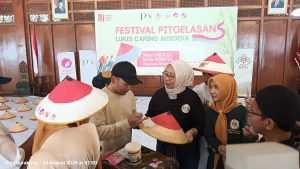 Walikota Surakarta Memulai Lukis Caping dengan menggoreskan tinta ke Caping bersama Dra. Hj. Amy Kardiono di festival lukis caping merdeka bertempat di pendopo ageng balaikota Surakarta, Minggu, 23 Agustus 2026