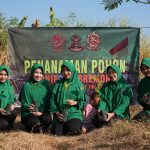 Sukoharjo – Dalam rangka menyambut HUT ke-81 Tentara Nasional Indonesia (TNI), prajurit Yonif 413/Bremoro Kostrad melaksanakan kegiatan bakti sosial di wilayah desa binaan melalui aksi pembersihan sampah dan penanaman pohon.